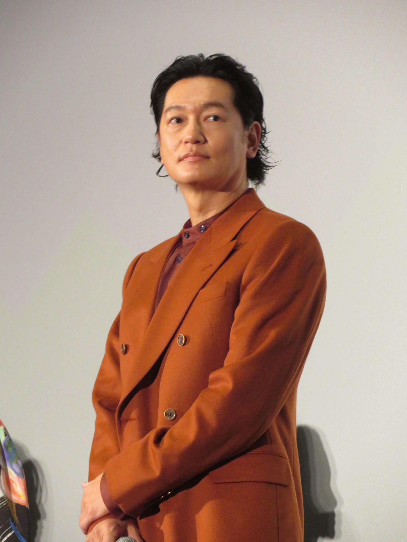 映画「人生に詰んだ元アイドルは、赤の他人のおっさんと住む選択をした」公開記念舞台あいさつに登壇した井浦新（撮影・村上幸将）