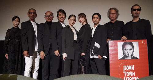 映画「ダウンタウン・ユートピア」の初日舞台あいさつに出席した主演の吉本実憂(左から5人目)ら