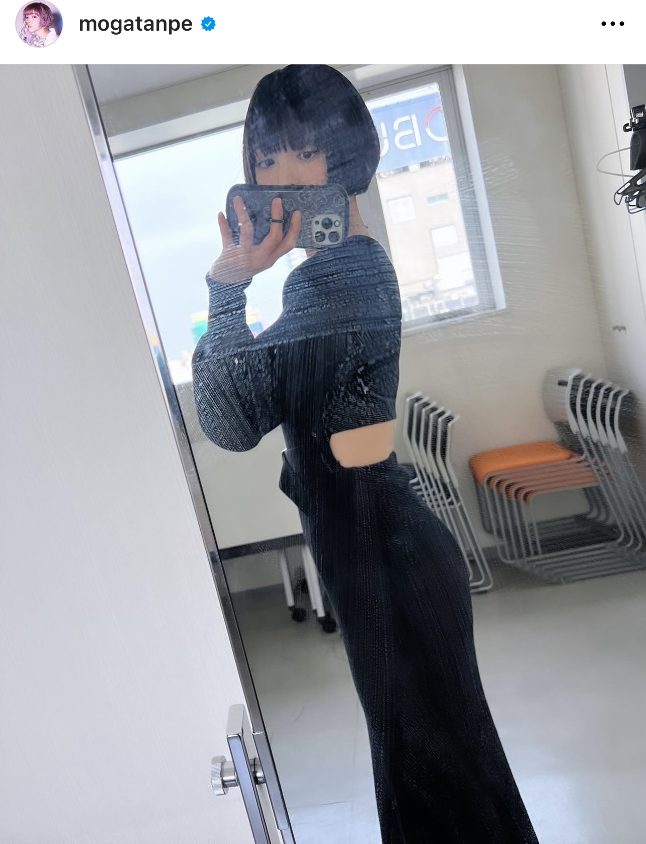 腰のあたりを肌見せし、ボディーラインをあらわにした黒のワンピース姿を披露した最上もが（最上もがのインスタグラムから）