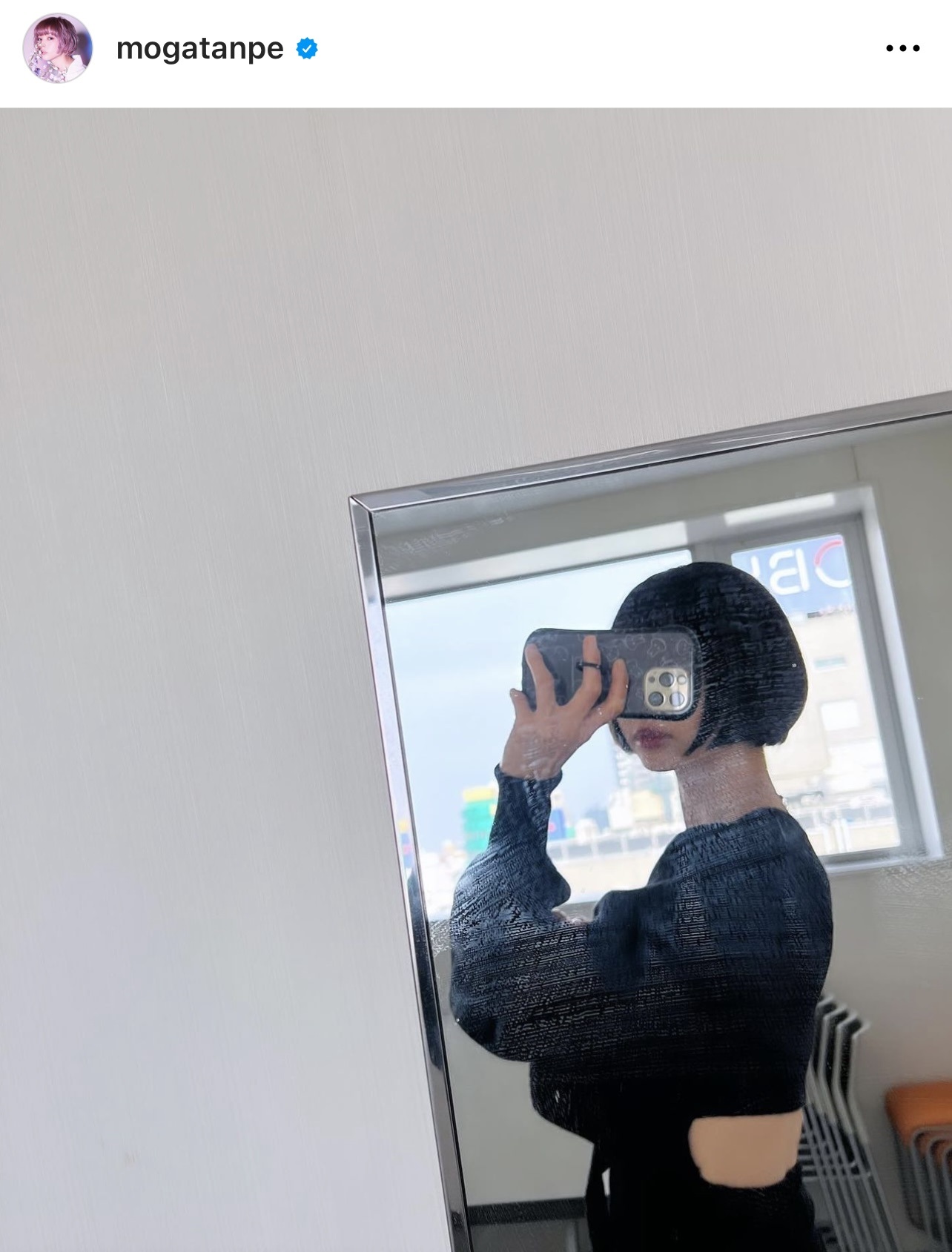 黒のワンピース姿で鏡を利用した自撮りをする最上もが（最上もがのインスタグラムから）