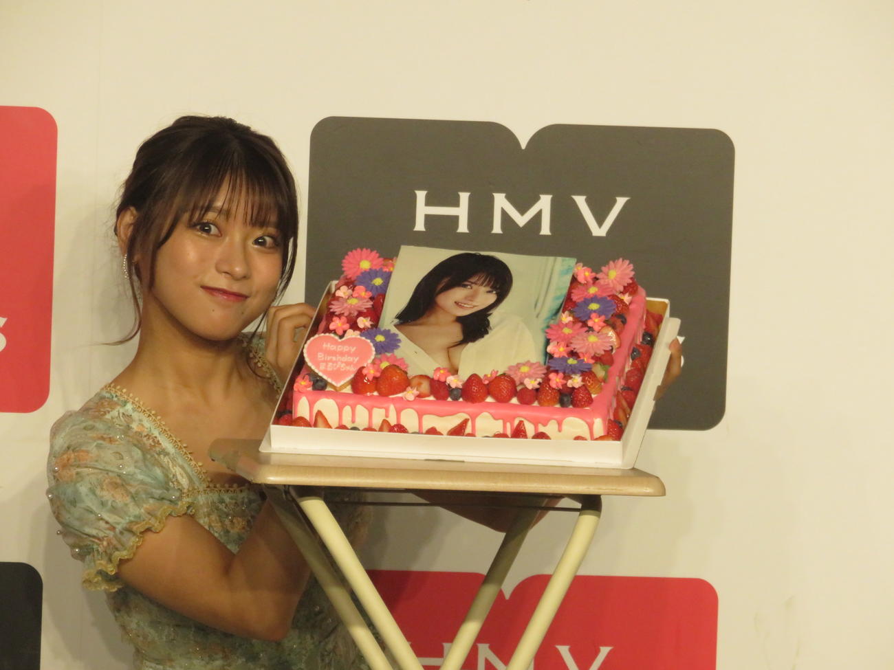 翌日に誕生日を控えてサプライズで写真集「まるごと」の表紙をかたどったバースデーケーキを贈られ喜ぶまるぴ