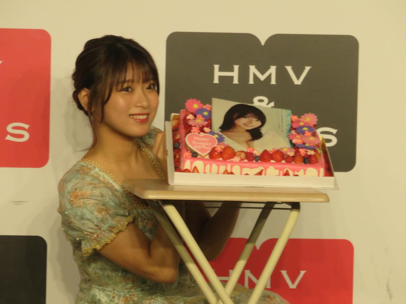 翌日に誕生日を控えてサプライズで写真集「まるごと」の表紙をかたどったバースデーケーキを贈られ喜ぶまるぴ
