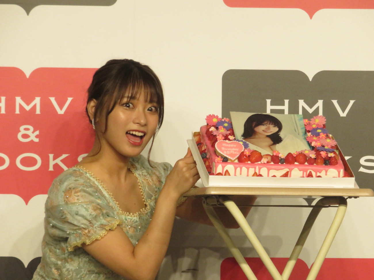 翌日に誕生日を控えてサプライズで写真集「まるごと」の表紙をかたどったバースデーケーキを贈られ喜ぶまるぴ