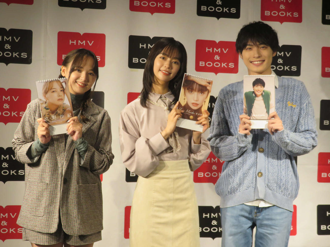 2024カレンダー発売記念イベントを行った、左から立野沙紀、前田悠雅、内田航
