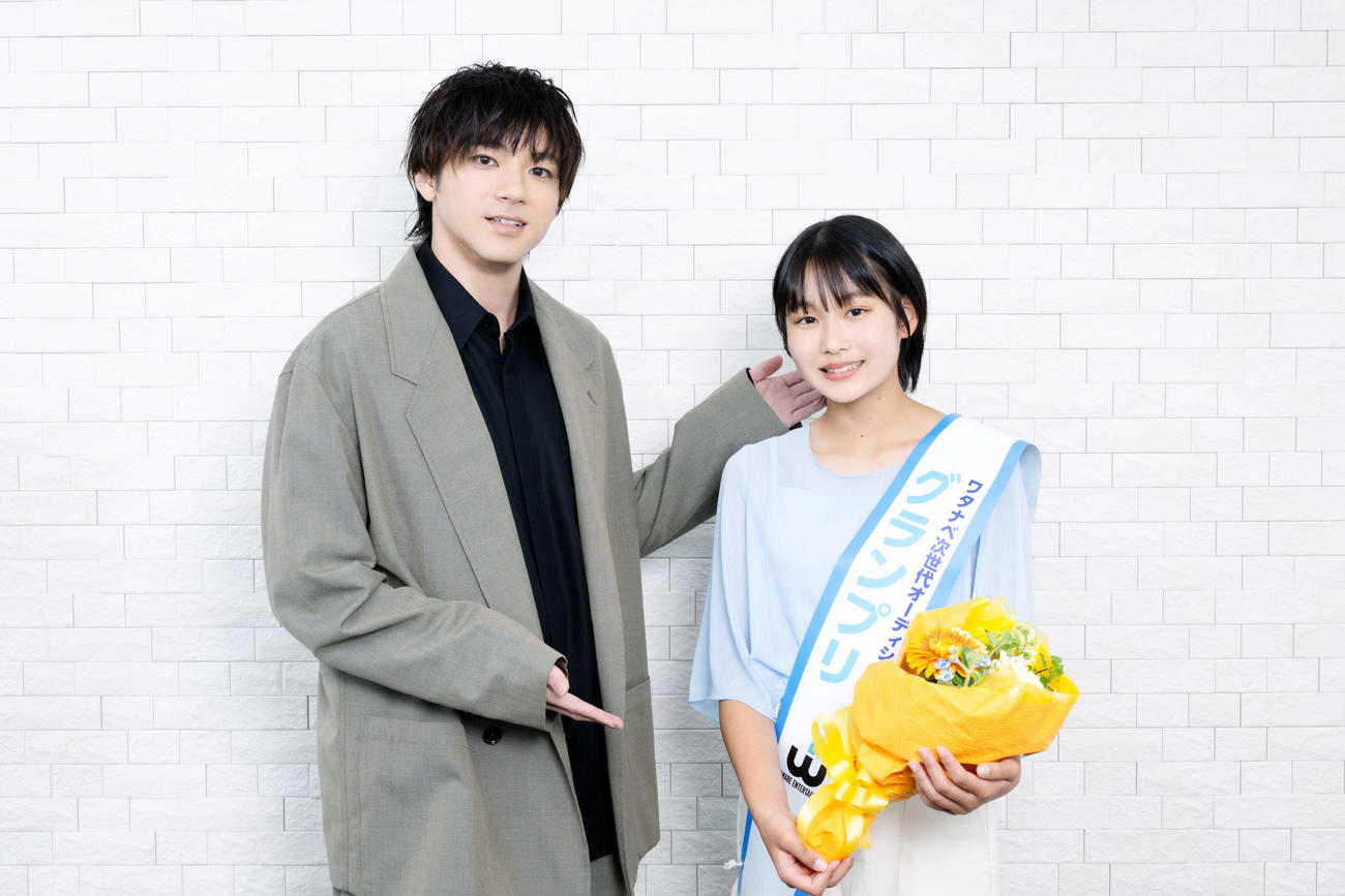 「ワタナベ次世代オーディション2023」グランプリに輝いた下川愛陽（右）と激励した山田裕貴