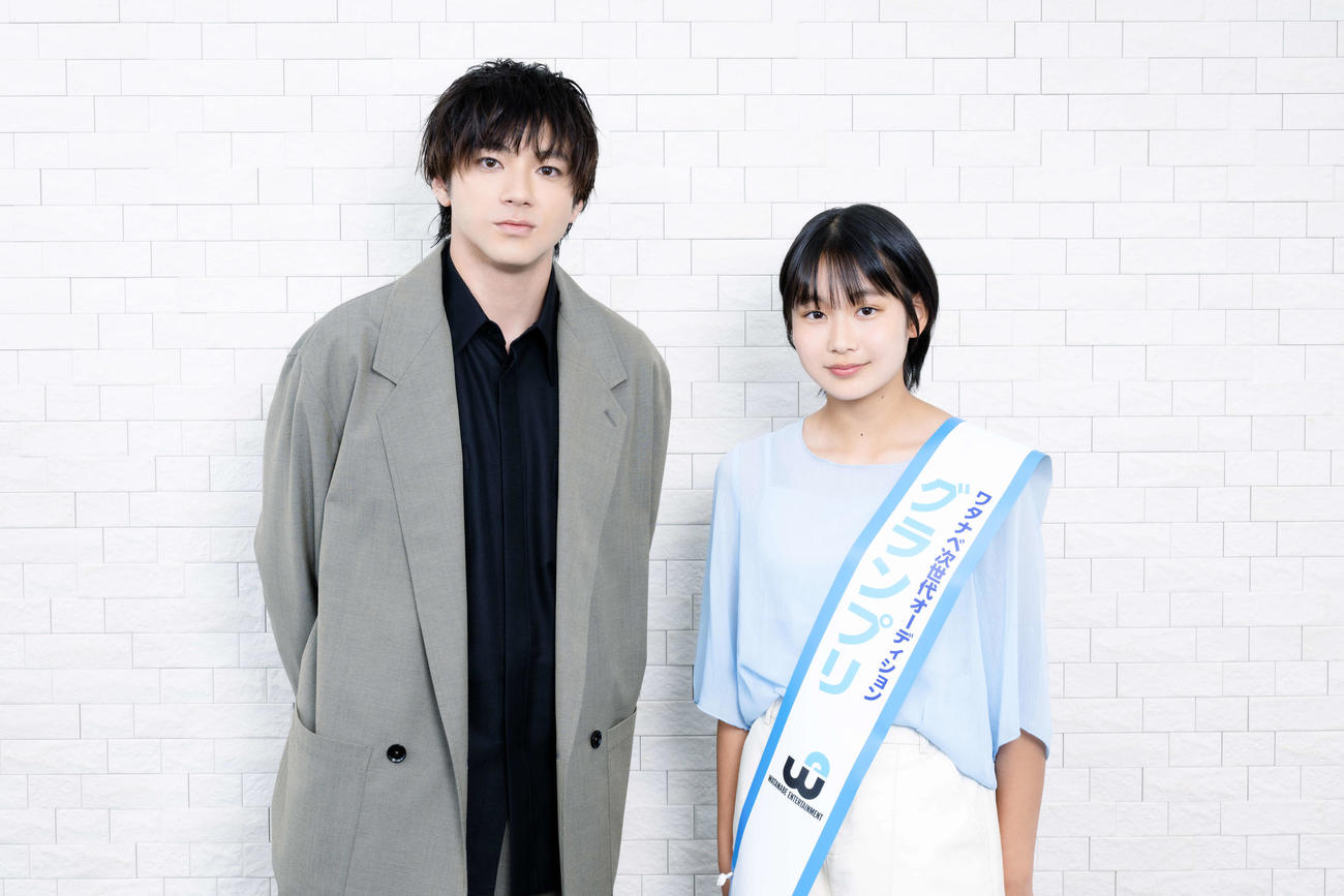 「ワタナベ次世代オーディション2023」グランプリに輝いた下川愛陽（右）と激励した山田裕貴