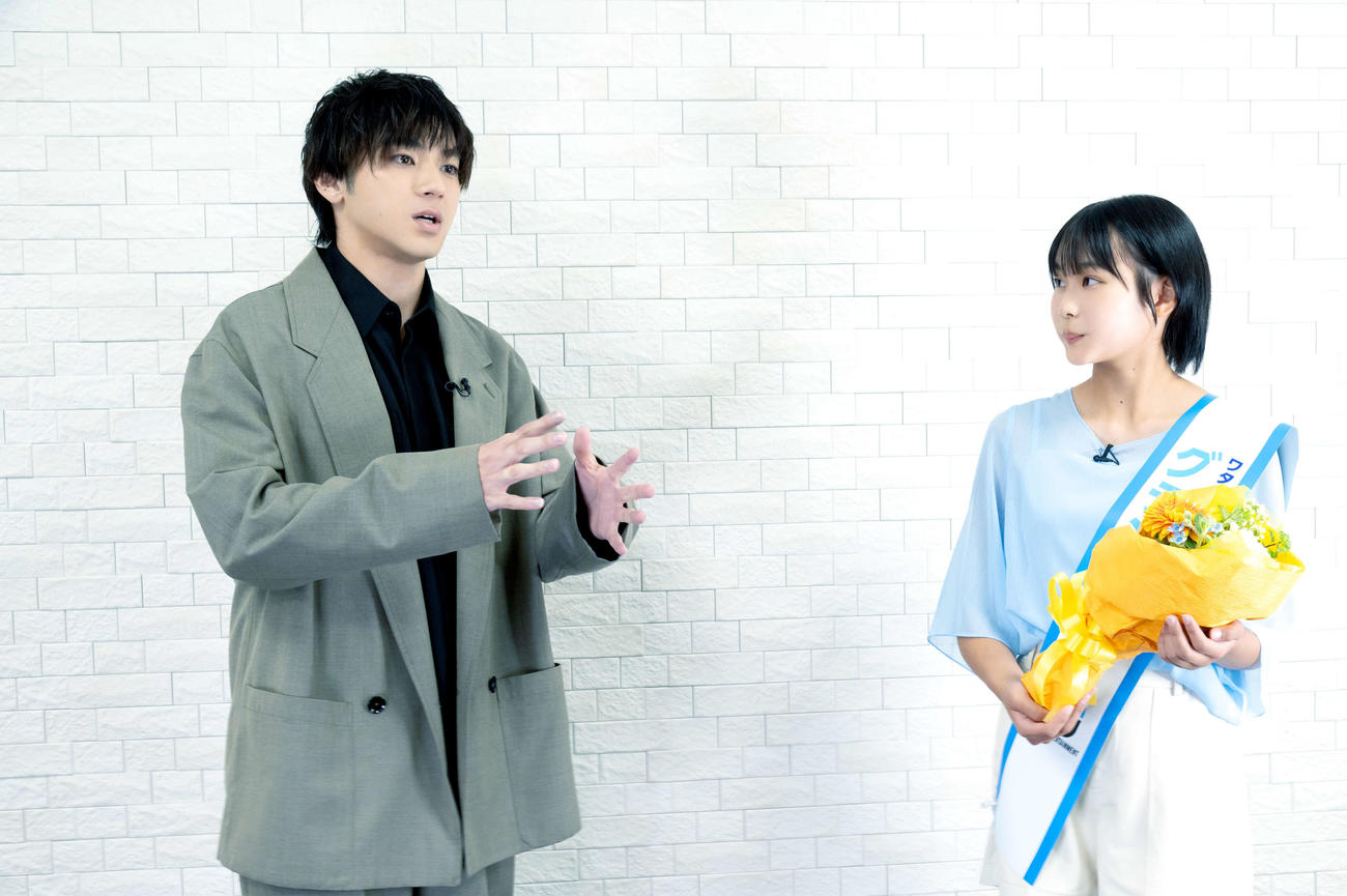 「ワタナベ次世代オーディション2023」グランプリに輝いた下川愛陽（右）と激励した山田裕貴