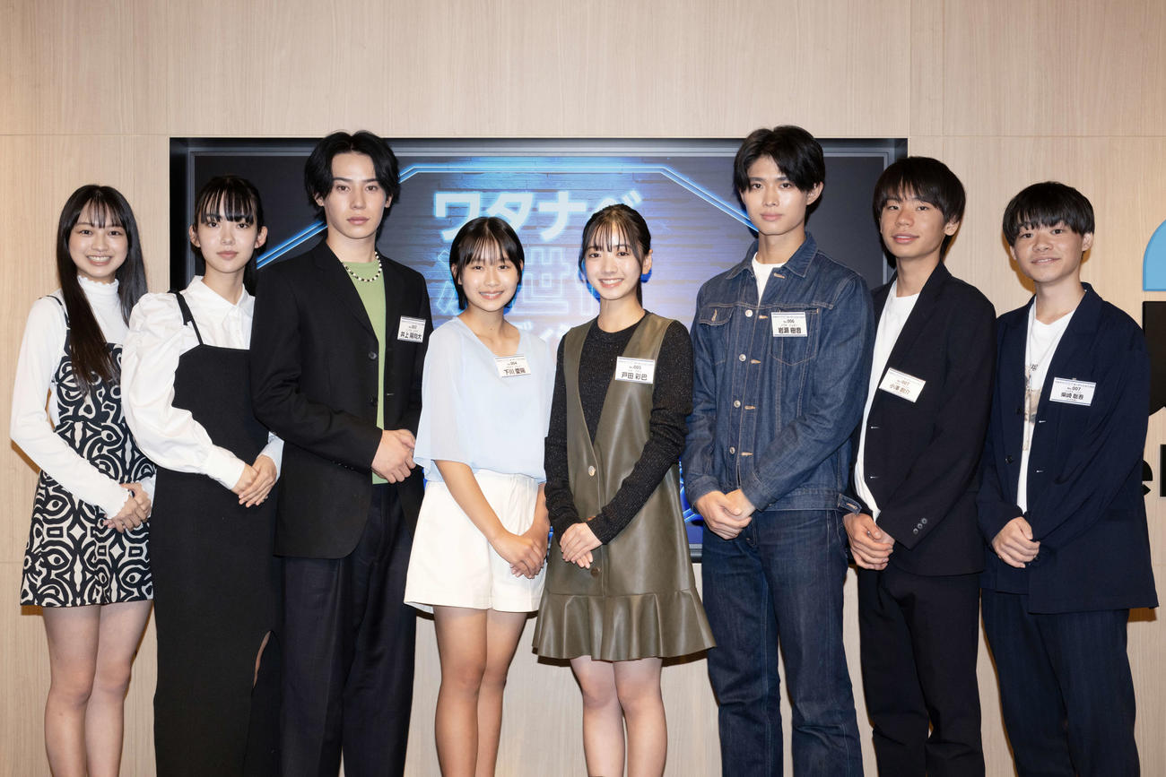 「ワタナベ次世代オーディション2023」グランプリに輝いた下川愛陽（左から4人目）ら受賞者たち