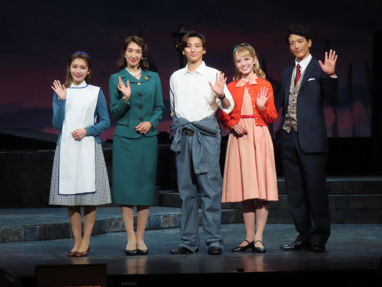 主演ミュージカル「シェルブールの雨傘」の初日を迎えた京本大我（中央）。左から井上小百合、春野寿美礼、1人おいて朝月希和、渡部豪太（撮影・横山慧）