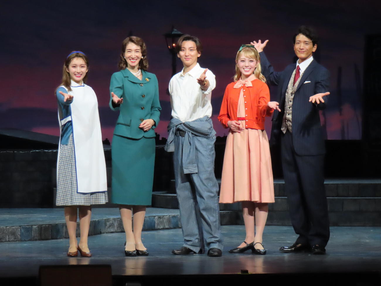主演ミュージカル「シェルブールの雨傘」の初日を迎えた京本大我（中央）。左から井上小百合、春野寿美礼、1人おいて朝月希和、渡部豪太（撮影・横山慧）