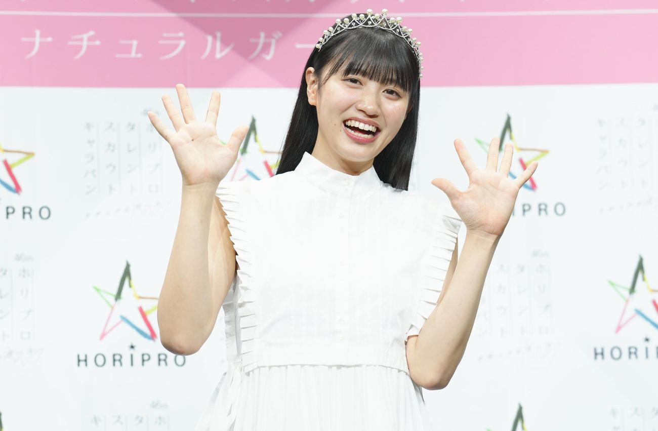 グランプリを受賞し笑顔で写真に納まる塚本恋乃葉さん（撮影・垰建太）