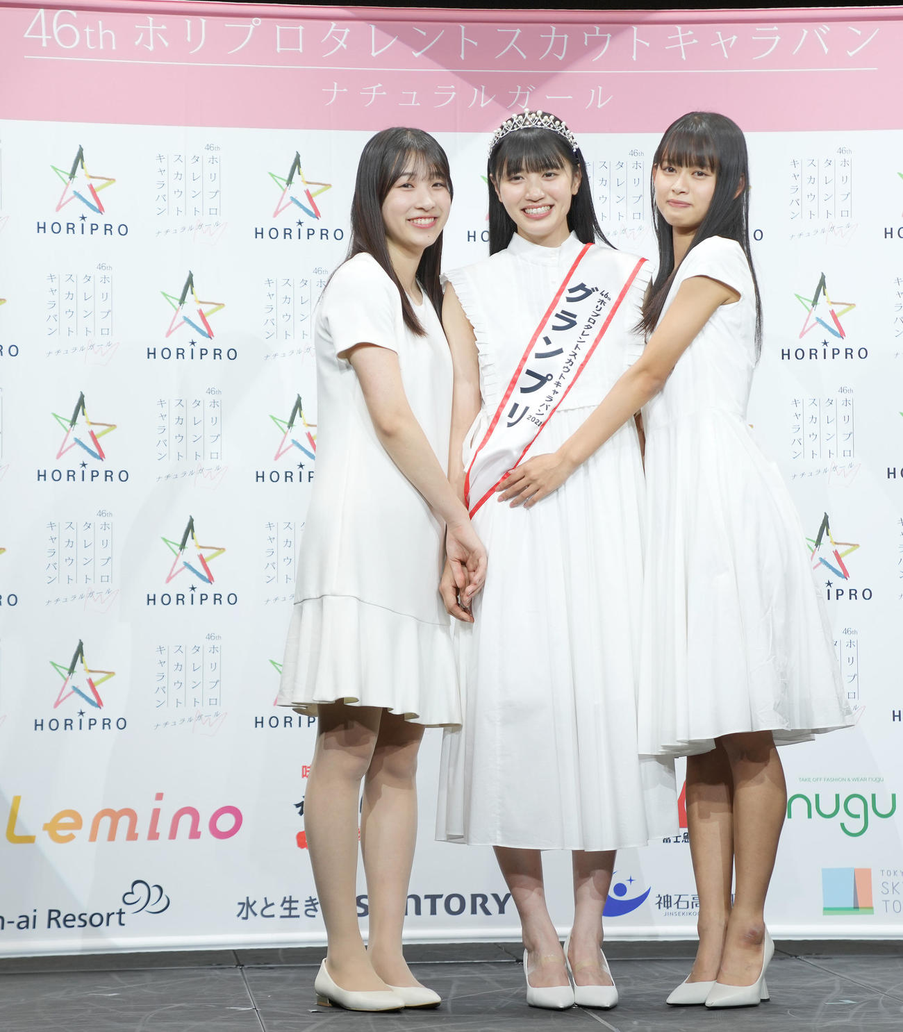 笑顔で写真に納まるグランプリの塚本恋乃葉さん（中央）、準グランプリの畠中夢叶さん（右）、審査員特別賞の松岡香穂さん（撮影・垰建太）