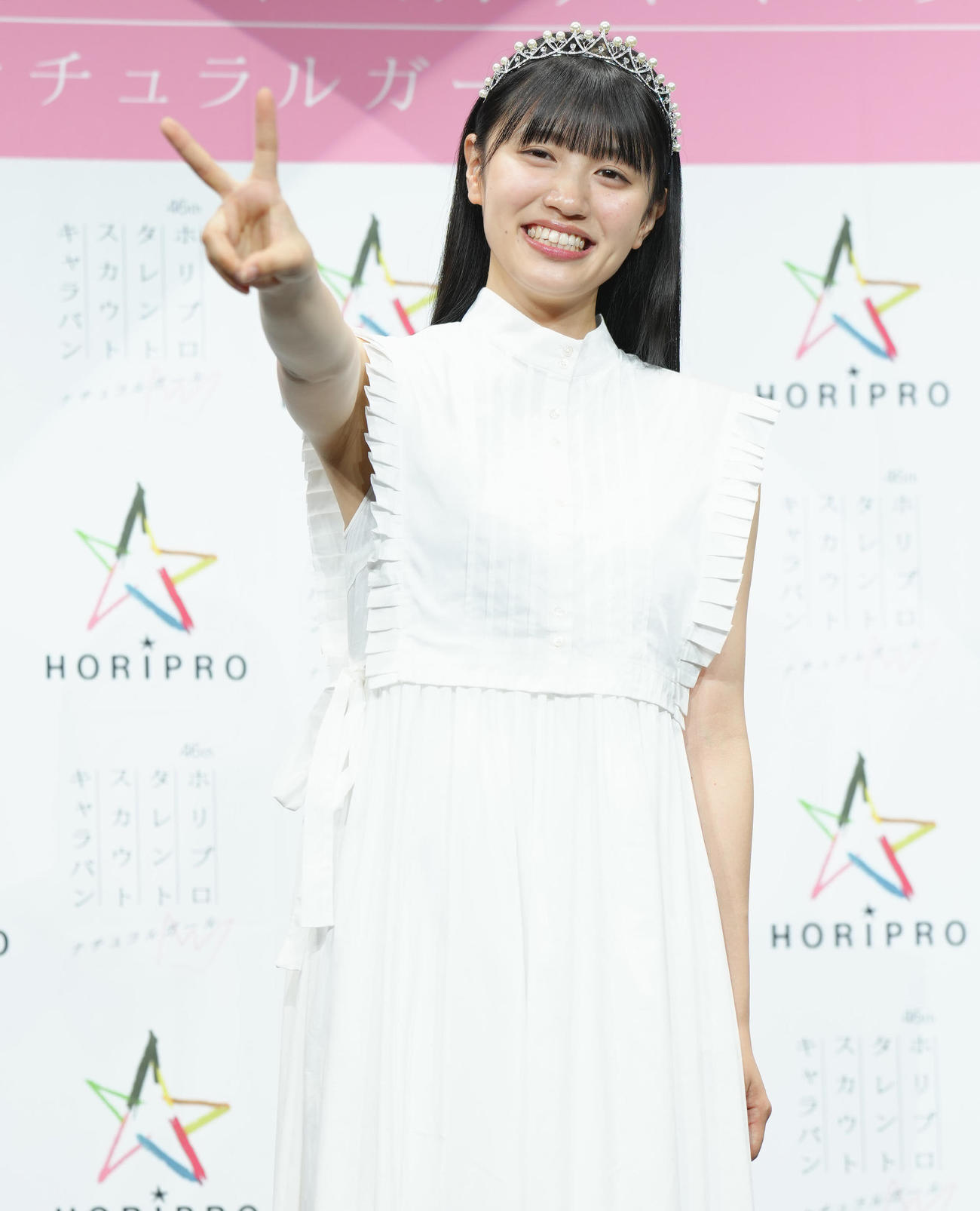 グランプリを受賞し笑顔で写真に納まる塚本恋乃葉さん（撮影・垰建太）