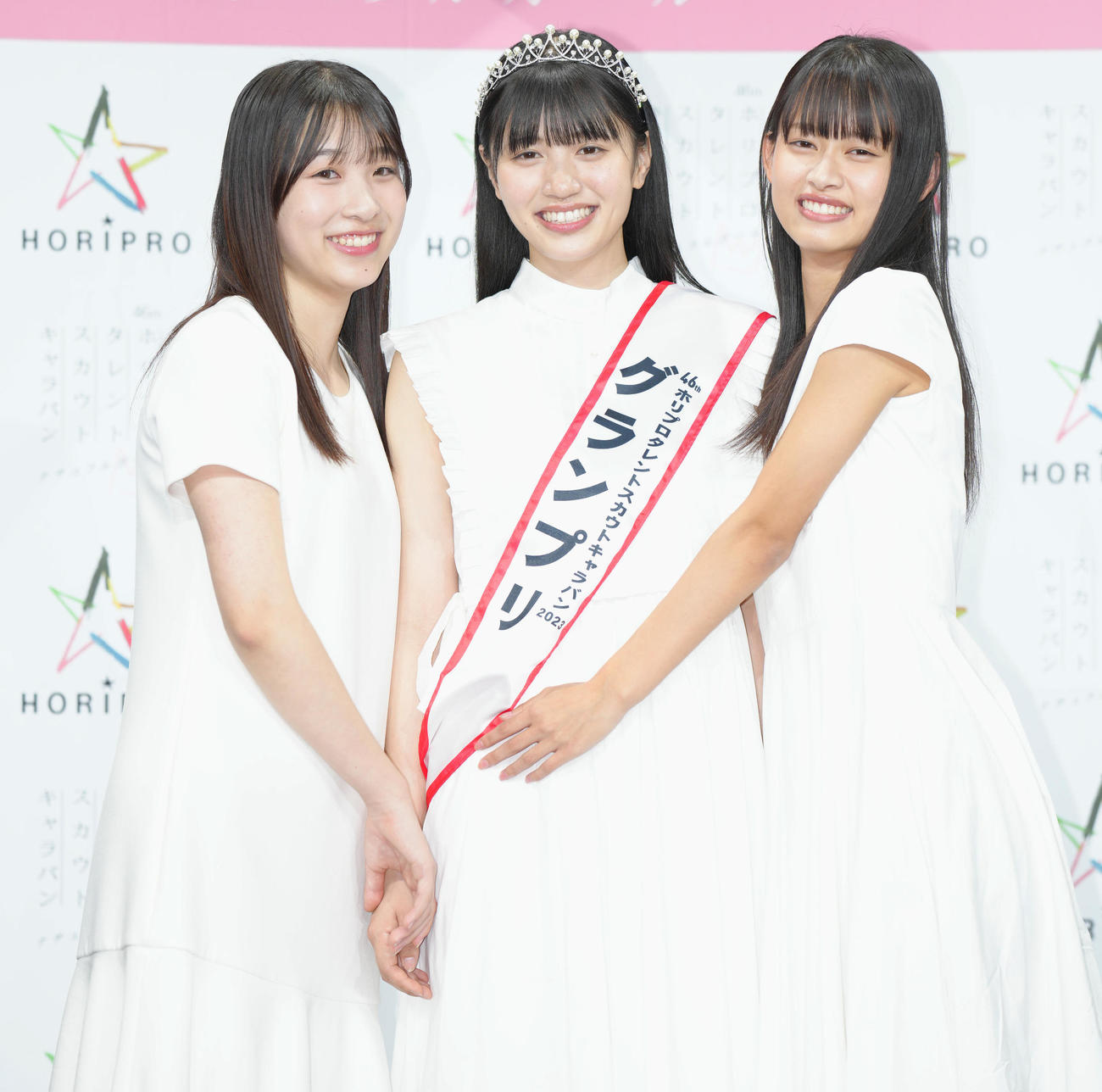 笑顔で写真に納まるグランプリの塚本恋乃葉さん（中央）、準グランプリの畠中夢叶さん（右）、審査員特別賞の松岡香穂さん（撮影・垰建太）