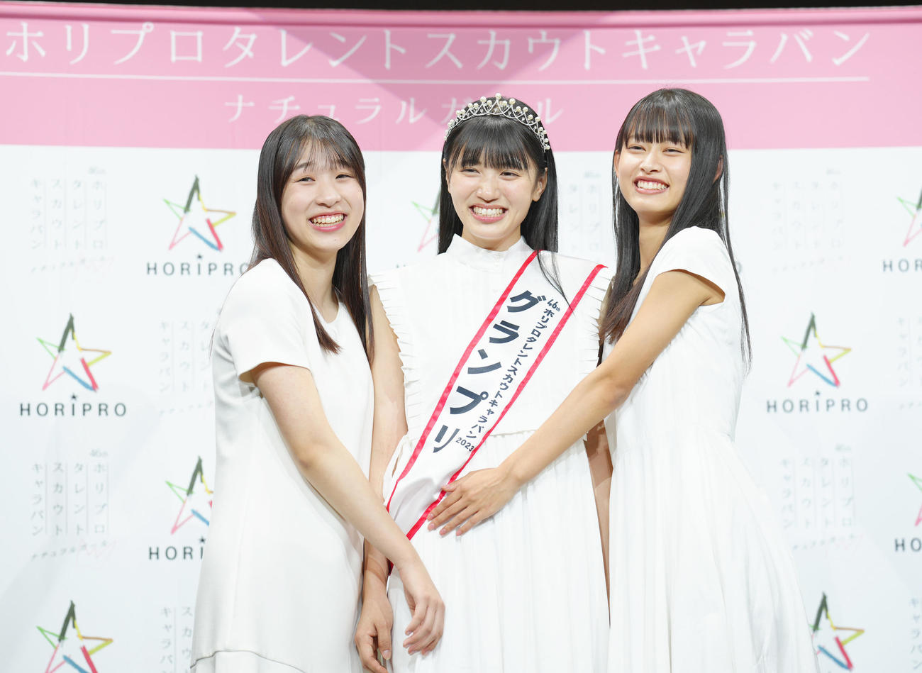 笑顔で写真に納まるグランプリの塚本恋乃葉さん（中央）、準グランプリの畠中夢叶さん（右）、審査員特別賞の松岡香穂さん（撮影・垰建太）