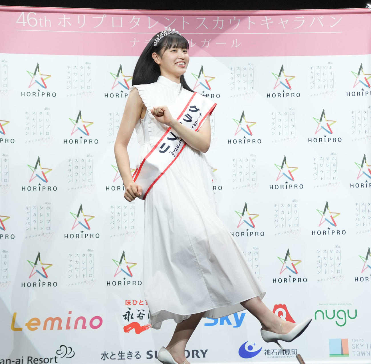 報道陣のリクエストに応え苦手だというダンスを披露するグランプリの塚本恋乃葉さん（撮影・垰建太）