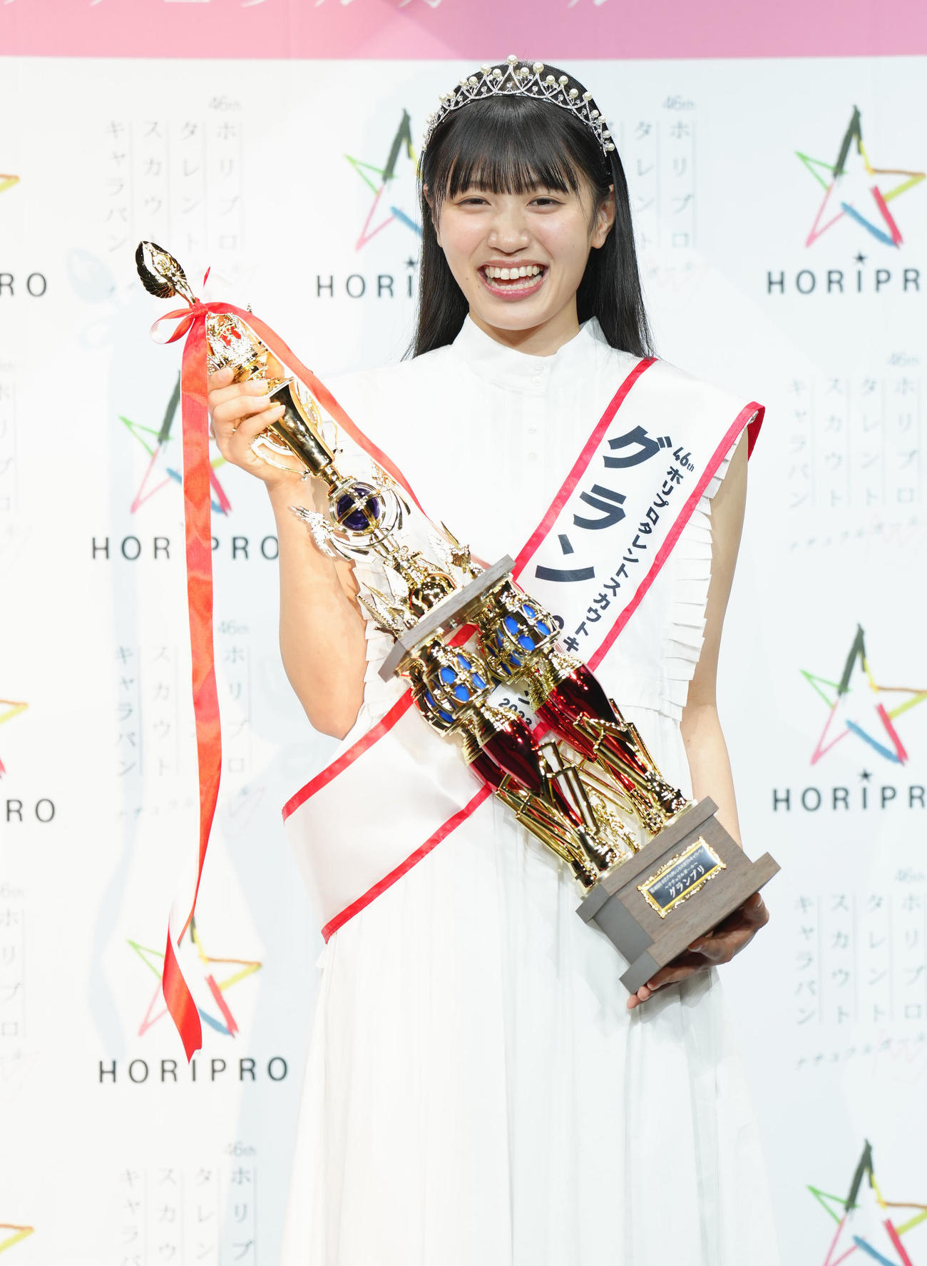 グランプリを受賞しトロフィーを手にする塚本恋乃葉さん（撮影・垰建太）