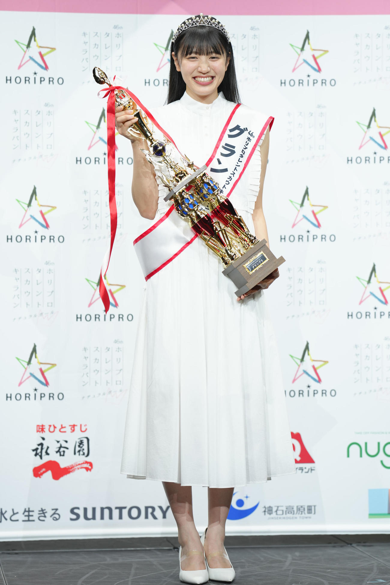 グランプリを受賞しトロフィーを手にする塚本恋乃葉さん（撮影・垰建太）