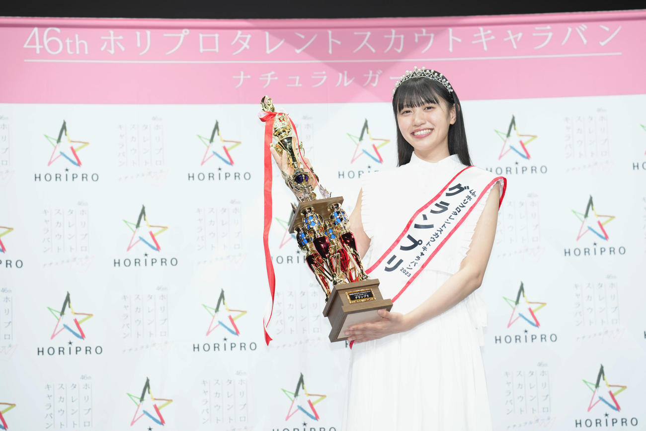 グランプリを受賞しトロフィーを手にする塚本恋乃葉さん（撮影・垰建太）