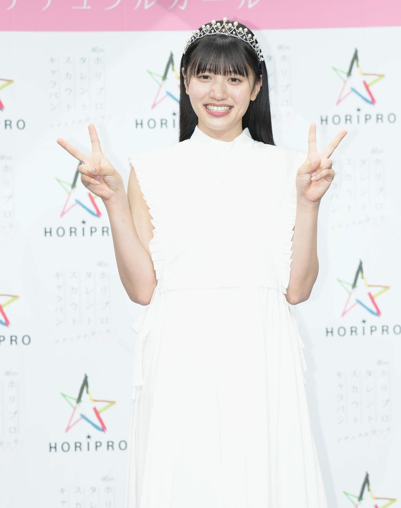 グランプリを受賞し笑顔で写真に納まる塚本恋乃葉さん（撮影・垰建太）