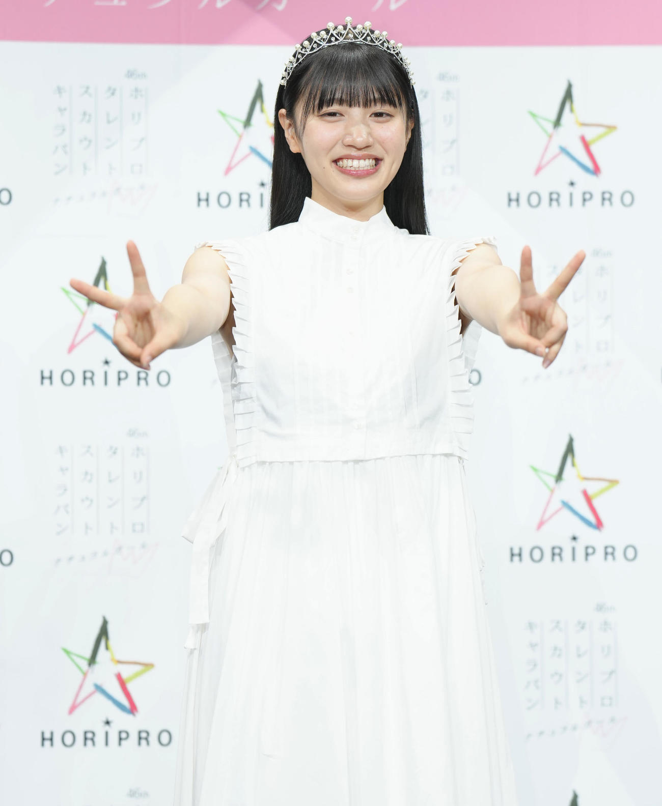グランプリを受賞し笑顔で写真に納まる塚本恋乃葉さん（撮影・垰建太）