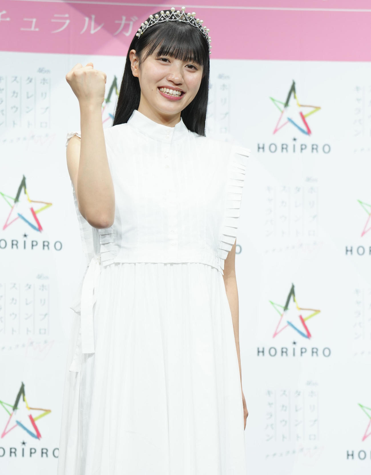グランプリを受賞し笑顔で写真に納まる塚本恋乃葉さん（撮影・垰建太）