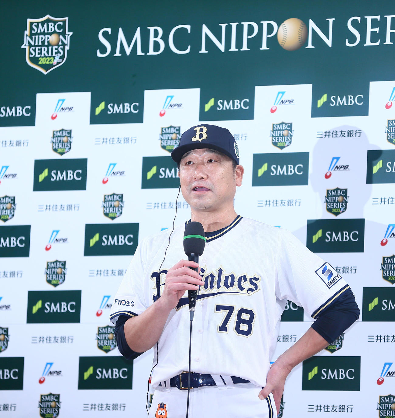 オリックス対阪神　阪神に勝利したオリックス中嶋監督は笑顔でインタビューする（撮影・上山淳一）
