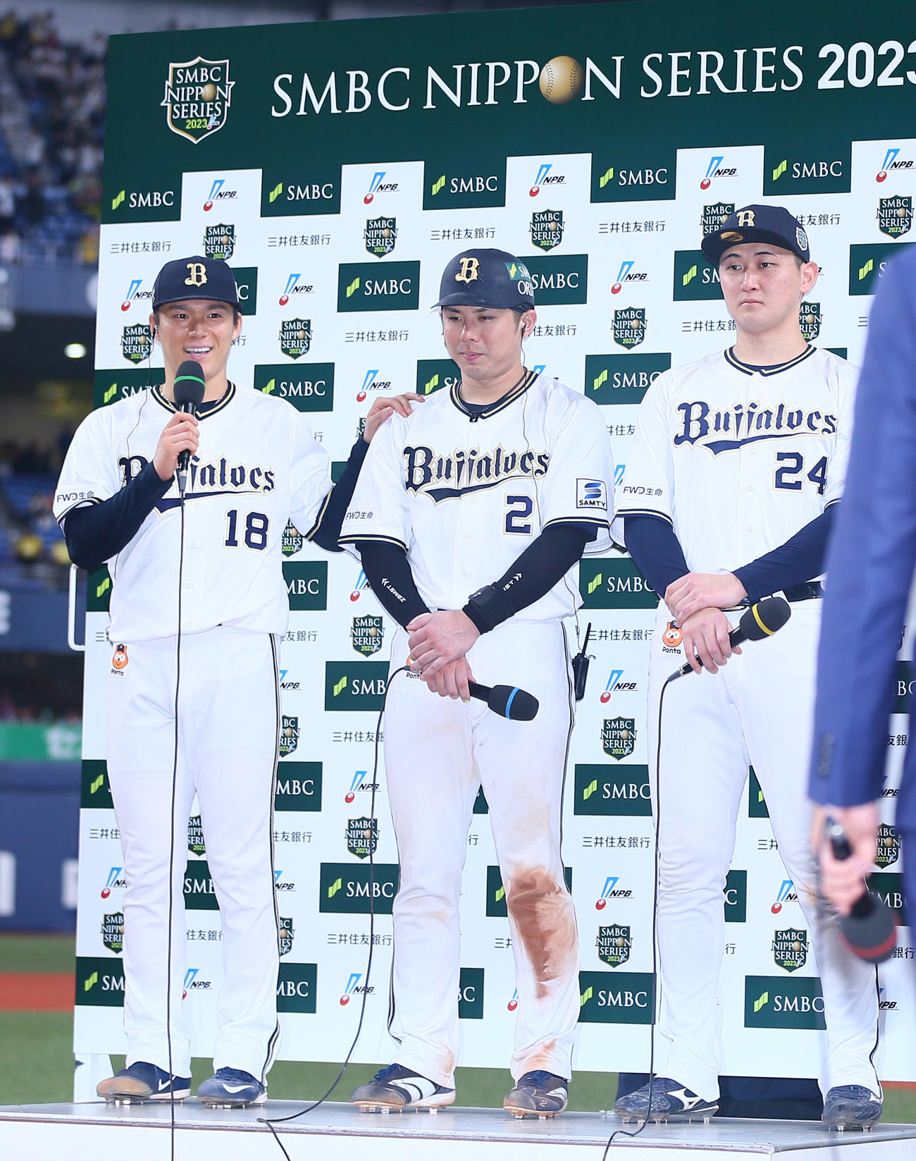 オリックス対阪神　ヒーローインタビューに答える、左からオリックス山本、若月、紅林（撮影・上山淳一）
