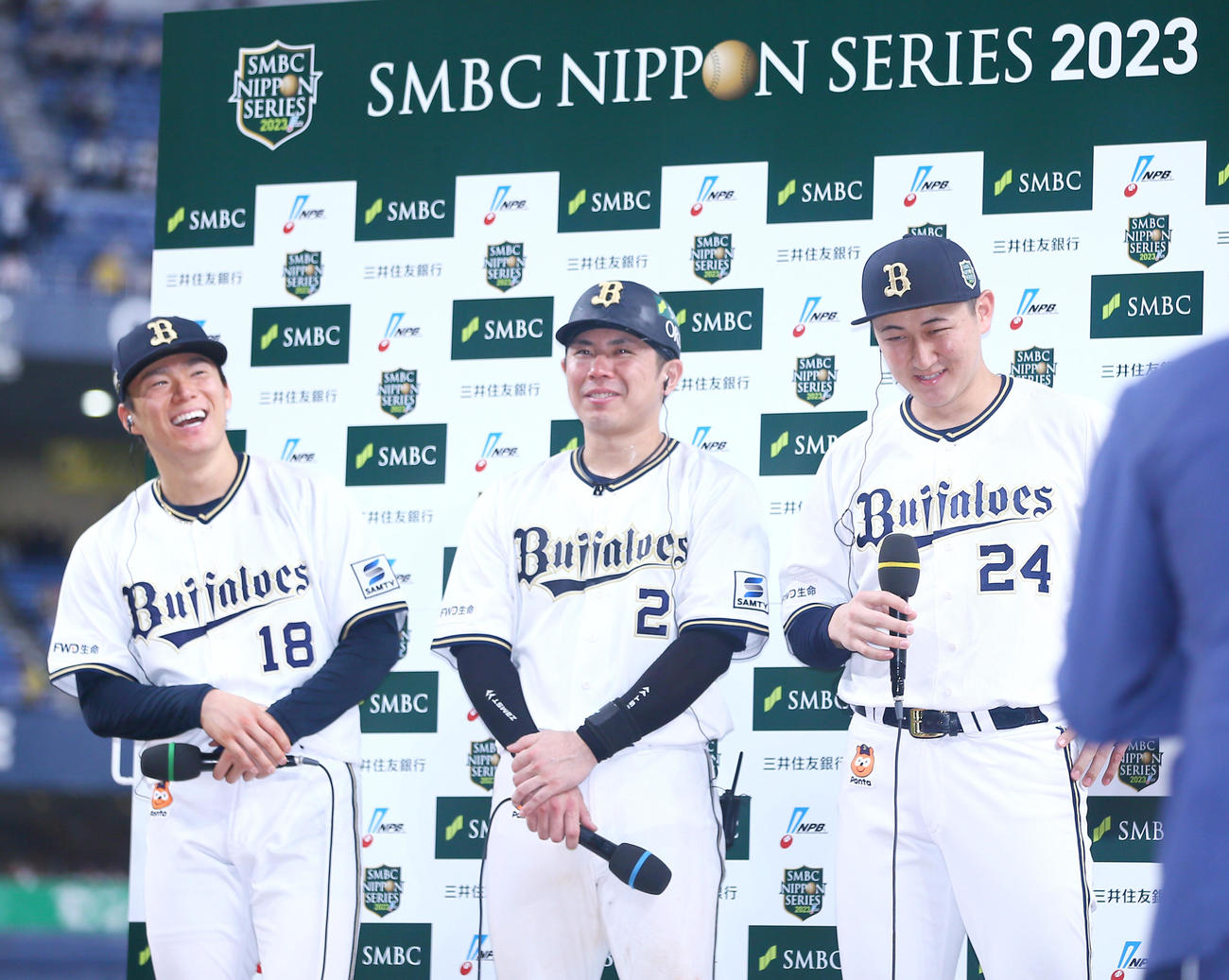 オリックス対阪神　ヒーローインタビューで笑顔を見せる、左からオリックス山本、若月、紅林（撮影・上山淳一）