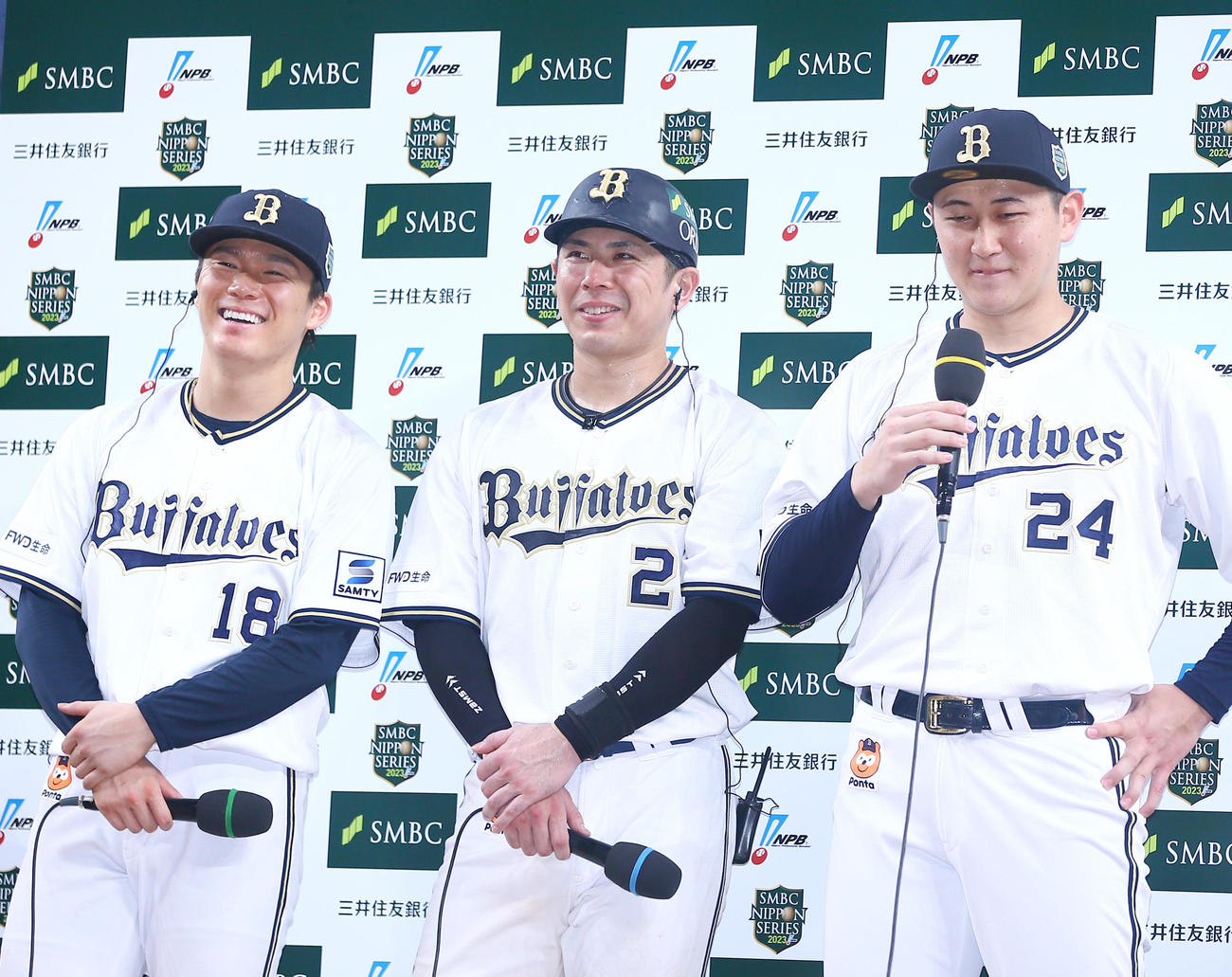 オリックス対阪神　ヒーローインタビューで笑顔を見せる、左からオリックス山本、若月、紅林（撮影・上山淳一）