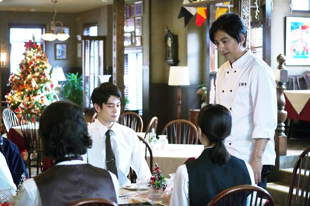 「ONE DAY～聖夜のから騒ぎ～」に出演する井之脇海、大沢たかお（C）フジテレビ