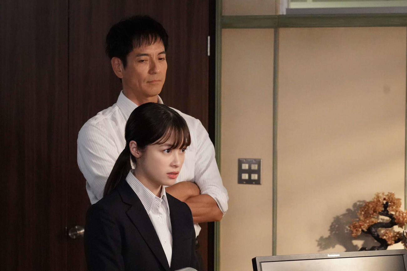 「トクメイ！警視庁特別会計係」に出演する（奥から）橋本環奈、沢村一樹（C）フジテレビ