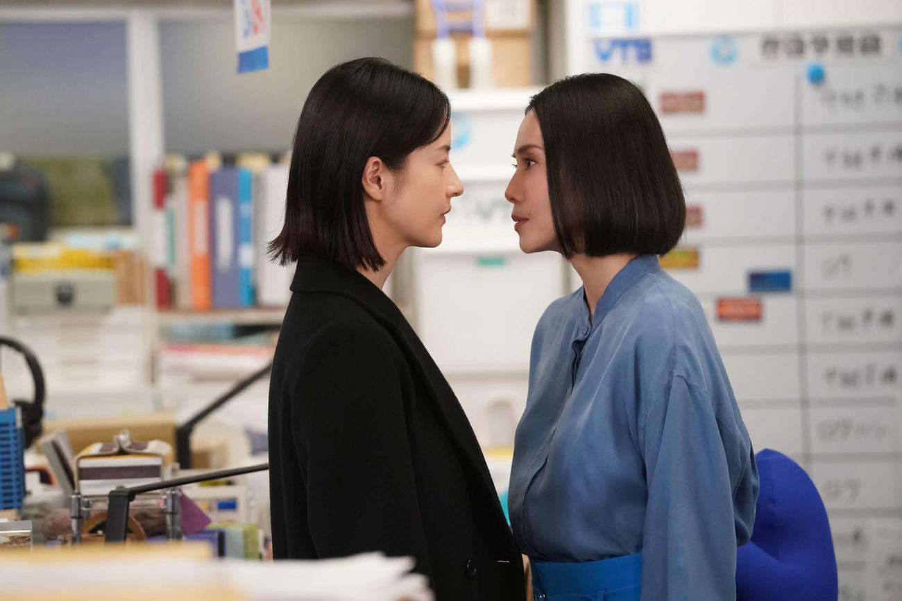「ONE DAY～聖夜のから騒ぎ～」に出演する（左から）松本若菜、中谷美紀（C）フジテレビ
