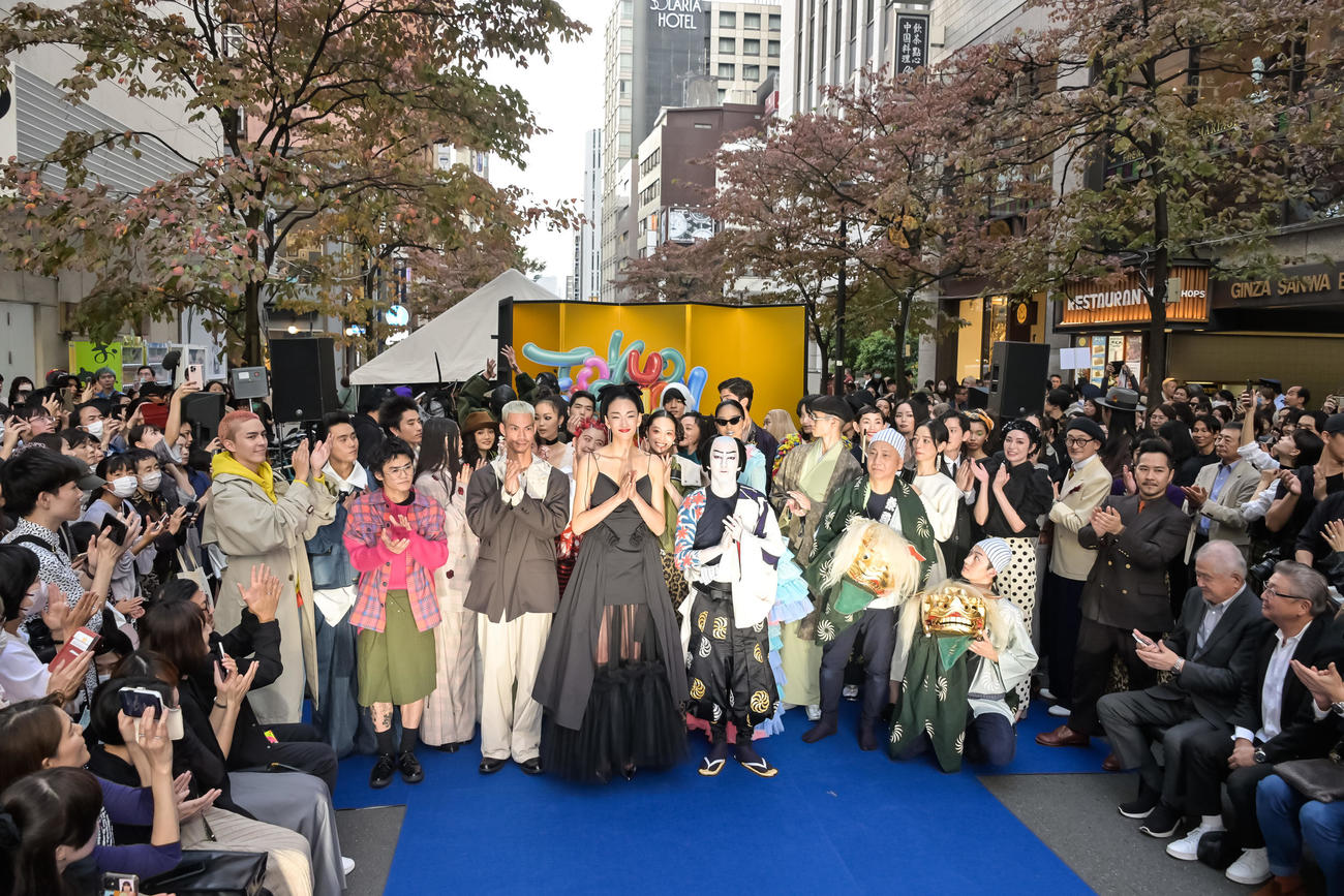 「TOKYO GINZA It's Show Time！！！」に出演した冨永愛（中央）ら