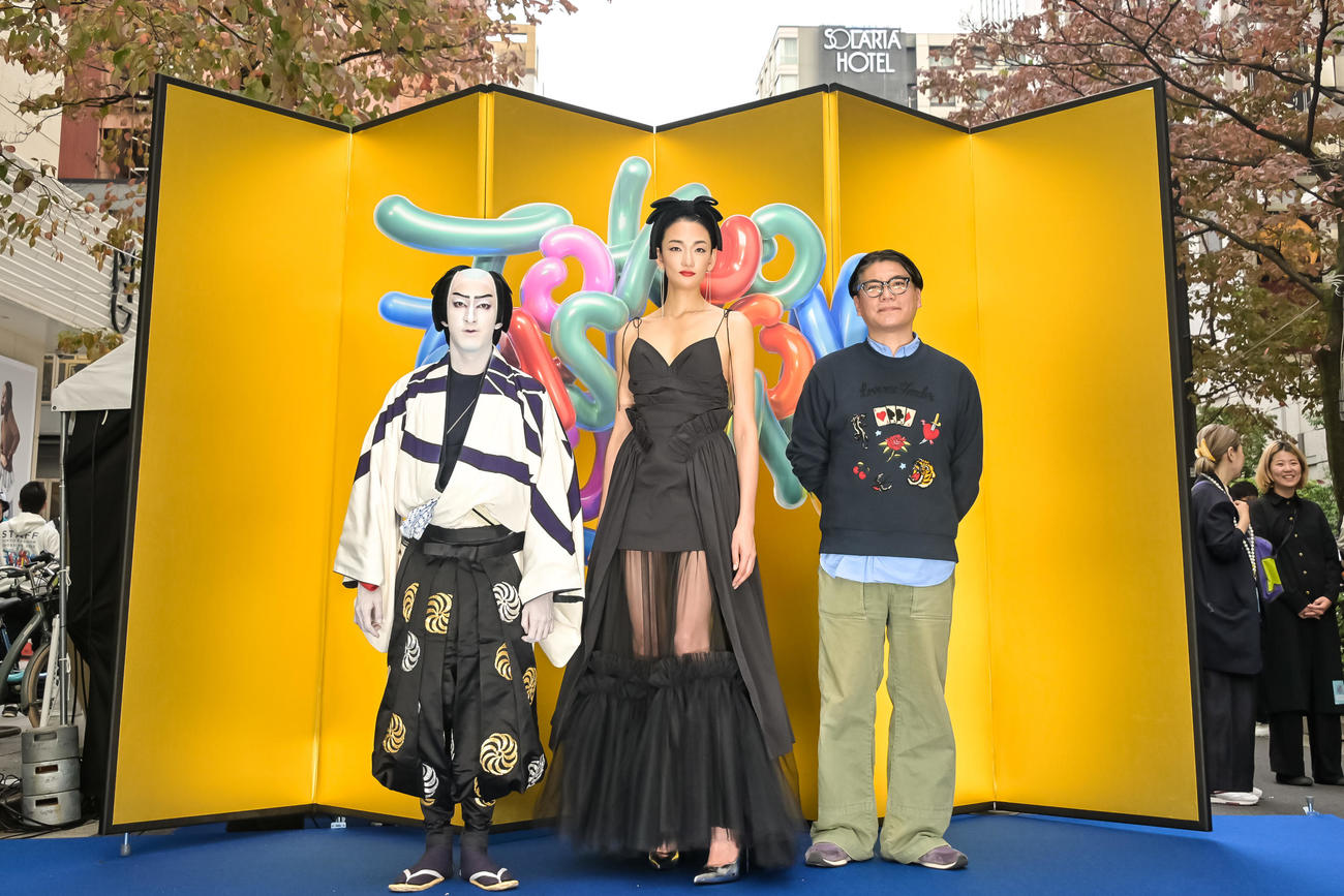「TOKYO GINZA It's Show Time！！！」に出演した、左から尾上右近、冨永愛、ショーをプロデュースしたデザイナー丸山敬太氏