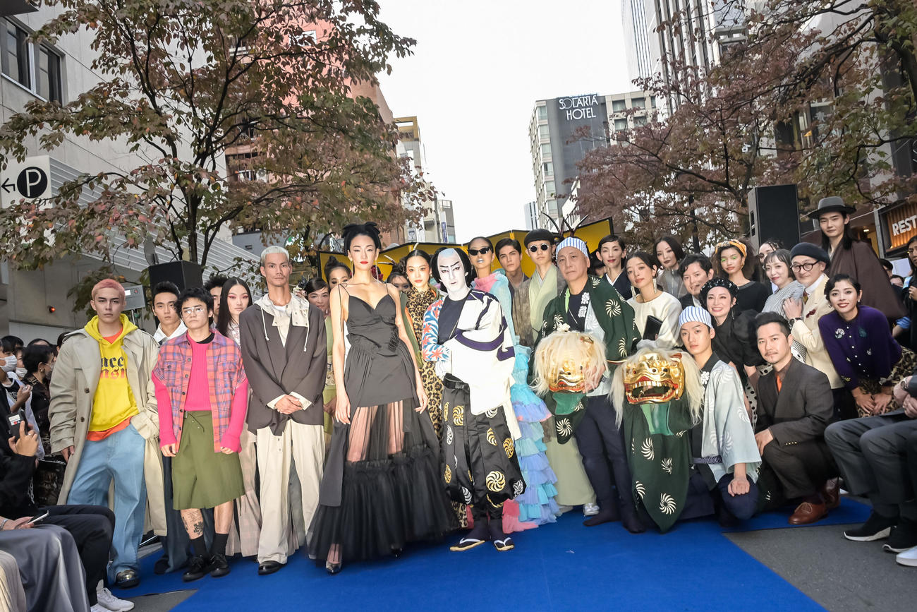 「TOKYO GINZA It's Show Time！！！」に出演した冨永愛（中央）ら