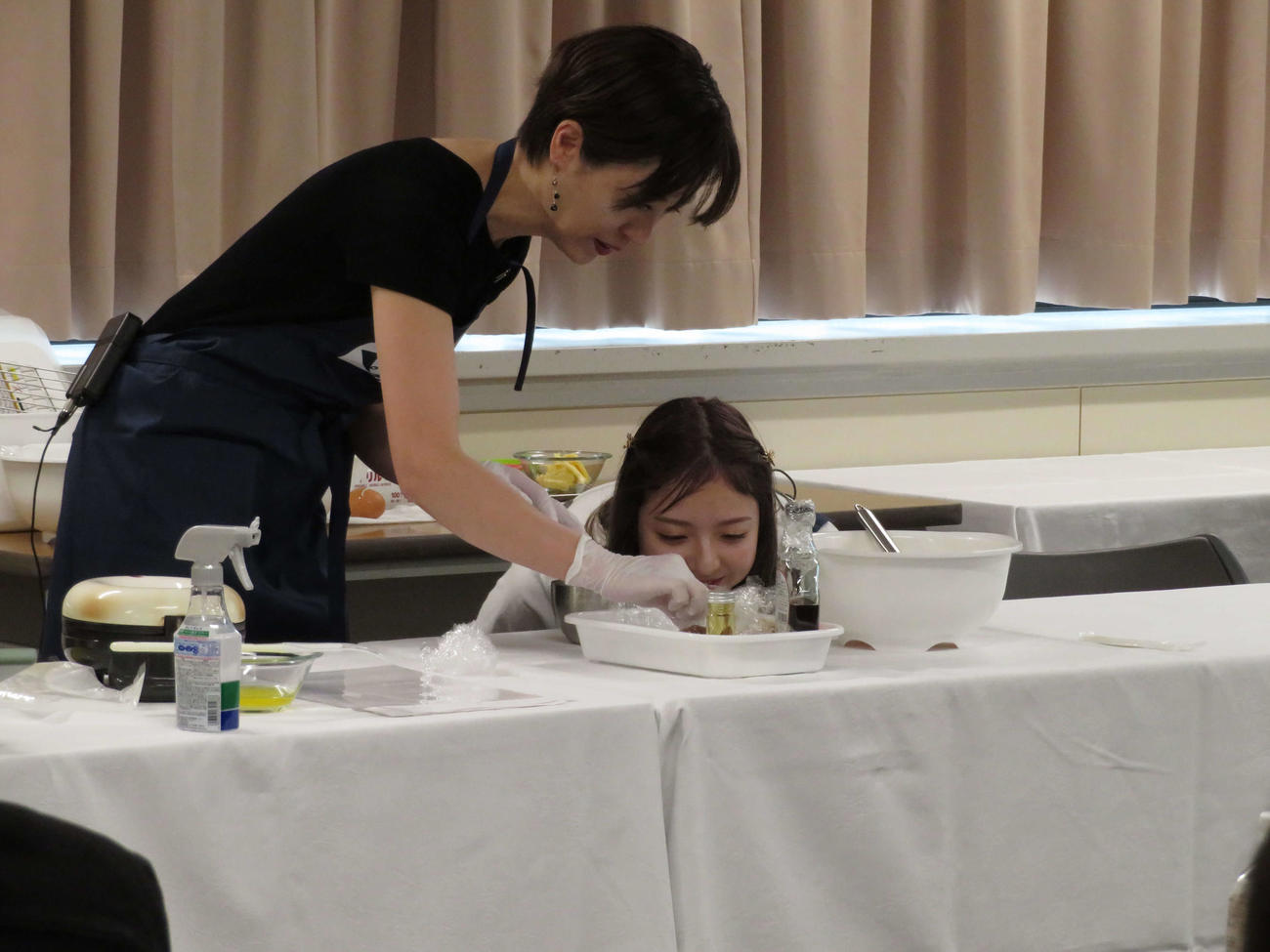 おからマルシェイベントにゲスト出演した元乃木坂46の和田まあや（右）はドーナツ作りに挑戦する（撮影・望月千草）