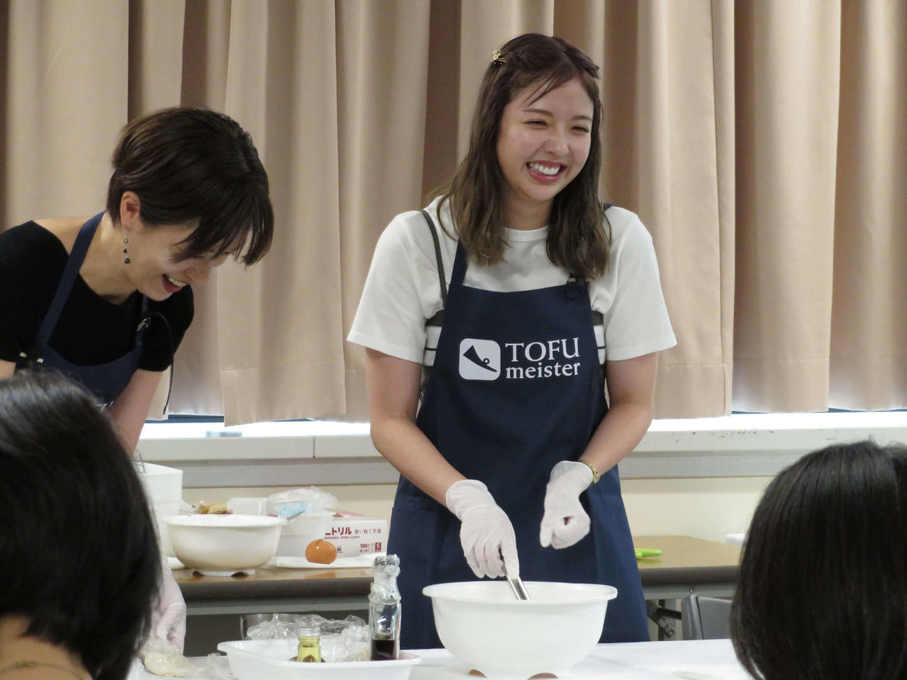 おからマルシェイベントにゲスト出演した元乃木坂46の和田まあやはドーナツ作りに挑戦する（撮影・望月千草）