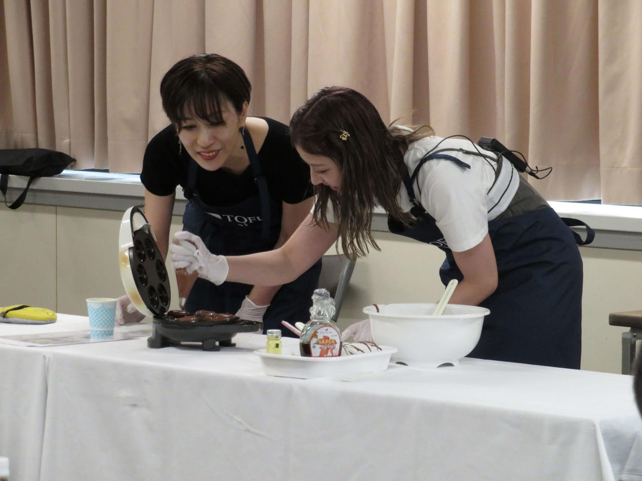 おからマルシェイベントにゲスト出演した元乃木坂46の和田まあや（右）はドーナツ作りに挑戦する（撮影・望月千草）