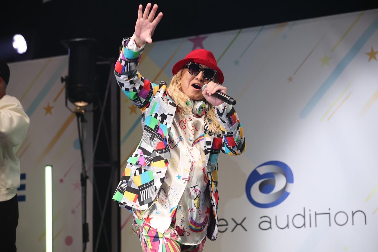 「キラチャレ2023　決勝大会」の開会宣言を行ったDJ KOO