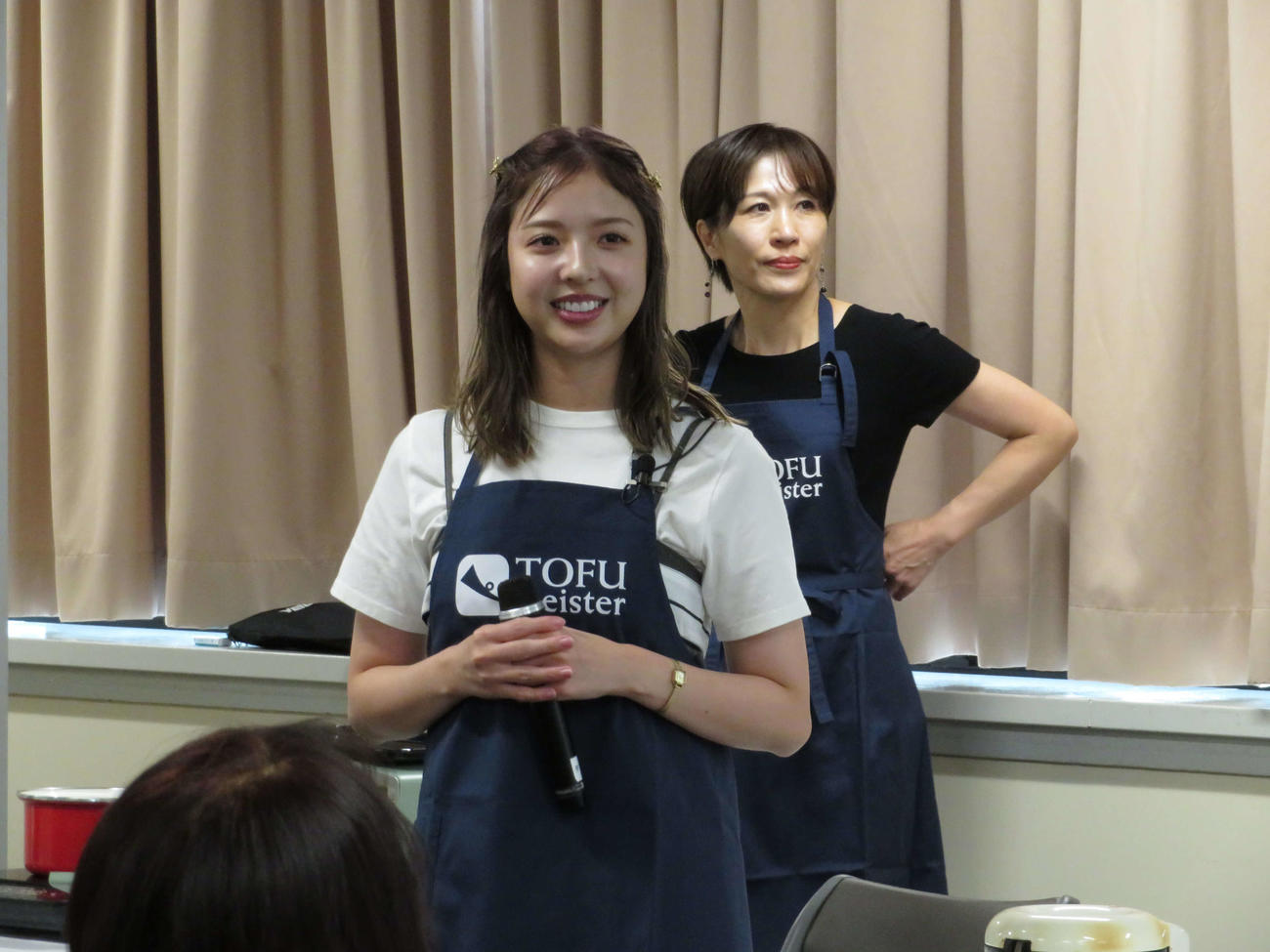 おからパウダーPRアンバサダーとしておからマルシェイベントにゲスト出演した元乃木坂46の和田まあや（手前）（撮影・望月千草）