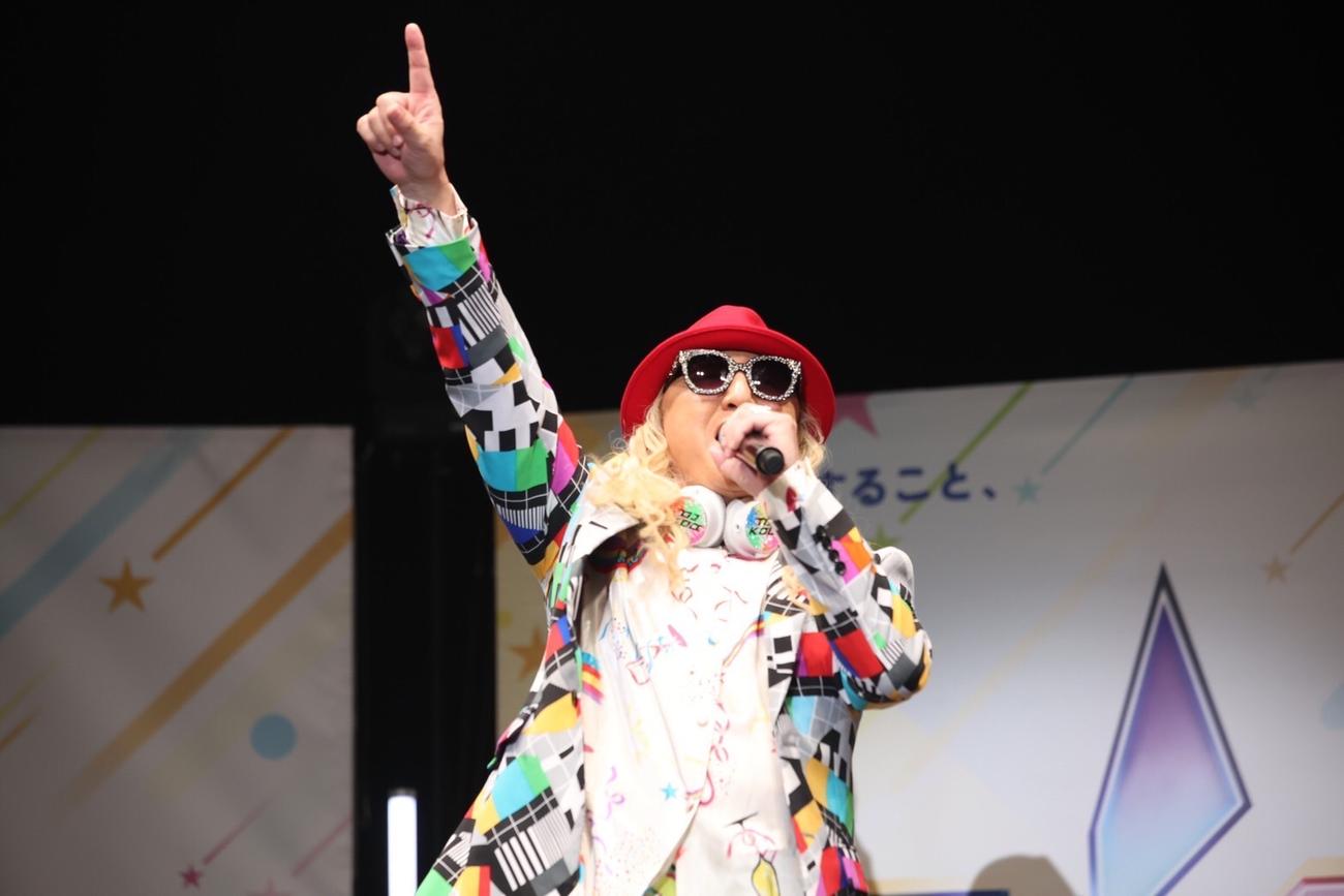 「キラチャレ2023　決勝大会」の開会宣言を行ったDJ KOO