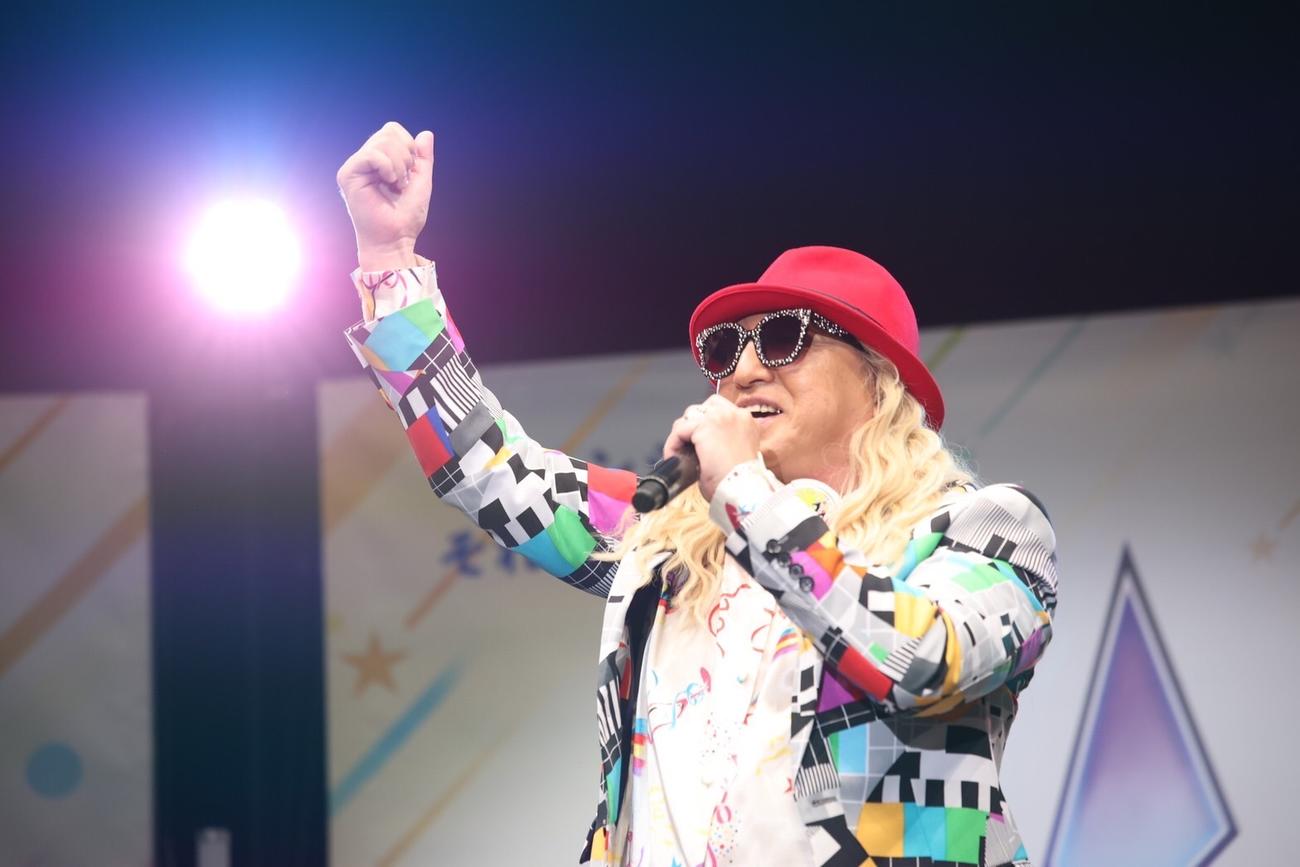 「キラチャレ2023　決勝大会」の開会宣言を行ったDJ KOO