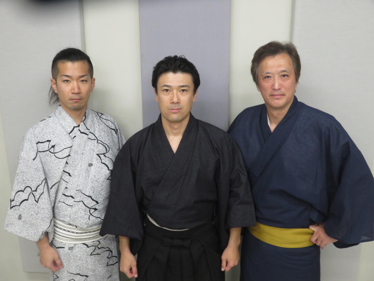 舞台「誠の挽歌」で、左から脚本、演出、高杉晋作役の宮島啓、近藤勇役の西村真士、伊東甲子太郎役の大鶴義丹