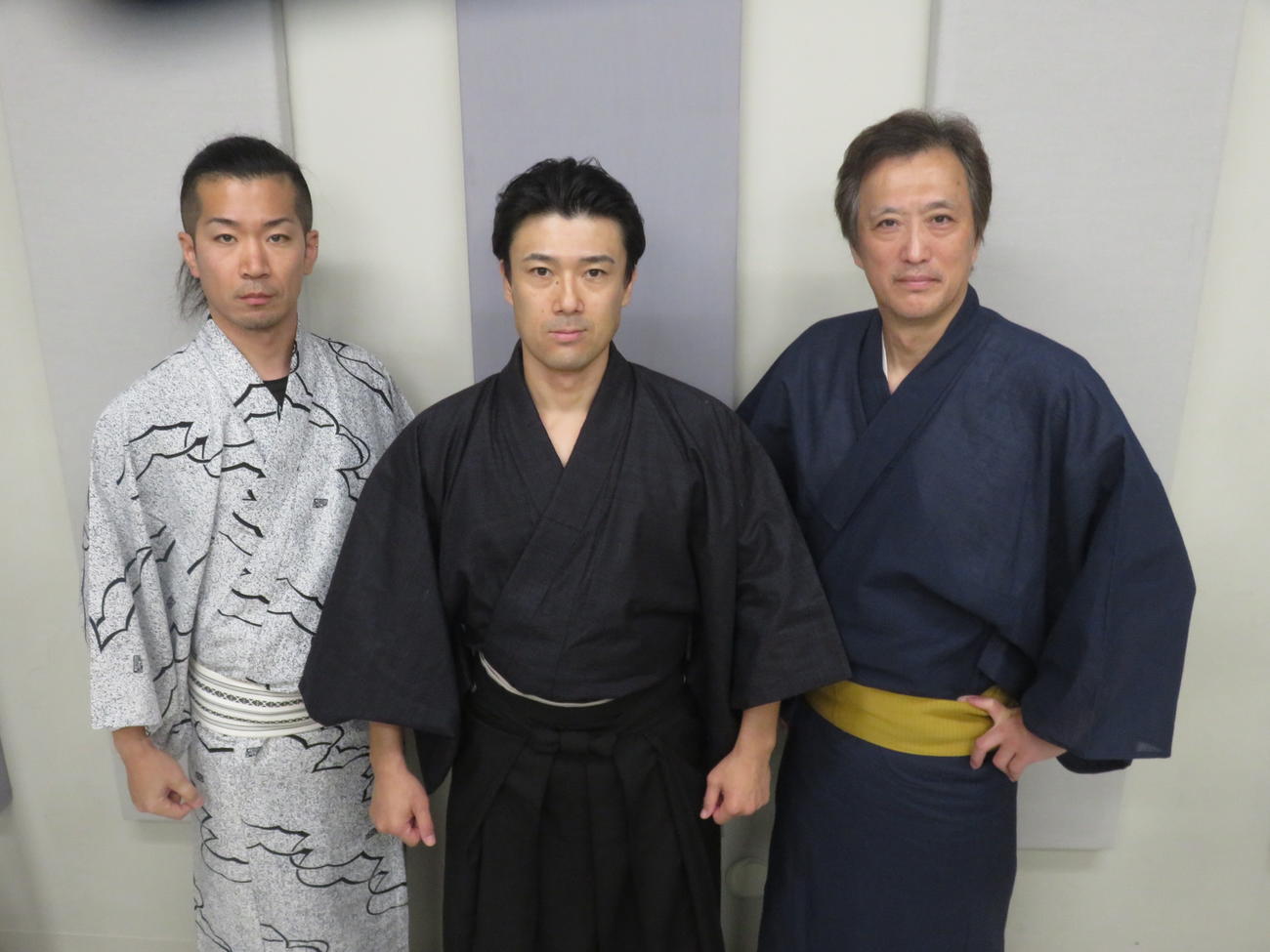舞台「誠の挽歌」で、左から脚本、演出、高杉晋作役の宮島啓、近藤勇役の西村真士、伊東甲子太郎役の大鶴義丹