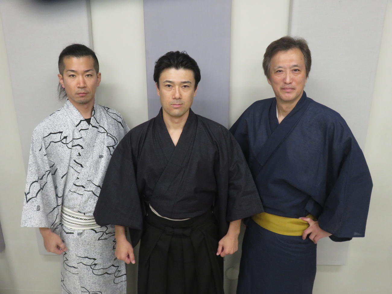 舞台「誠の挽歌」で、左から脚本、演出、高杉晋作役の宮島啓、近藤勇役の西村真士、伊東甲子太郎役の大鶴義丹