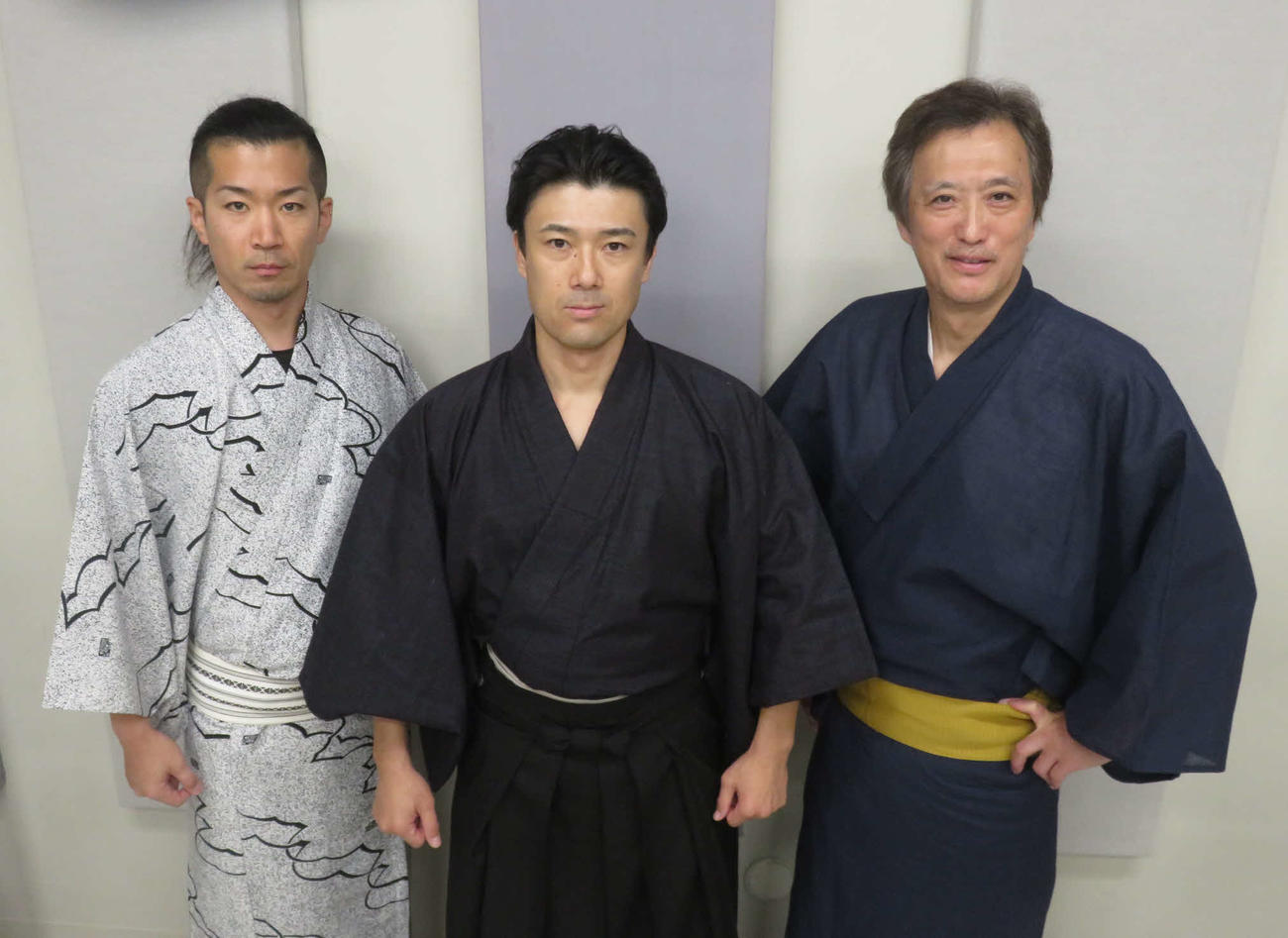 舞台「誠の挽歌」で、左から脚本、演出、高杉晋作役の宮島啓、近藤勇役の西村真士、伊東甲子太郎役の大鶴義丹
