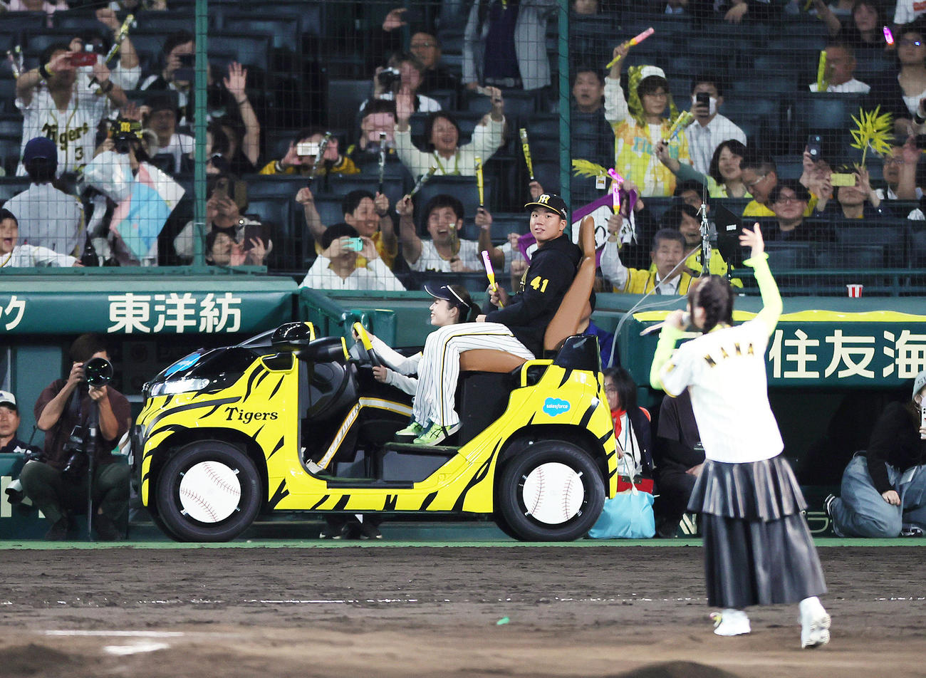 阪神対広島　初戦に勝利し、ファンの前で六甲おろしを歌う水樹奈々（手前）を前に場内を1周する阪神村上（2023年10月18日撮影）