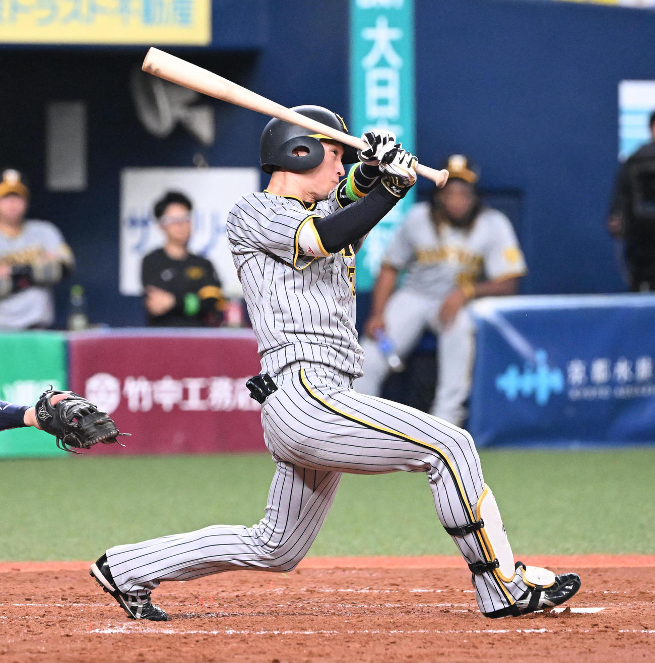 オリックス対阪神　5回表阪神1死一塁、中前打を放つ近本（撮影・和賀正仁）