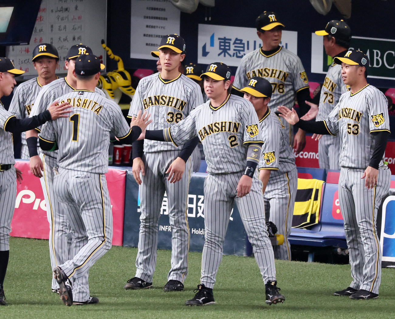 オリックス対阪神　1回裏を終えナインを迎える梅野（撮影・加藤哉）